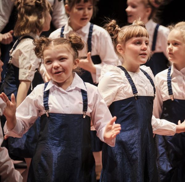 Dziewcznki śpiewające w chórku.