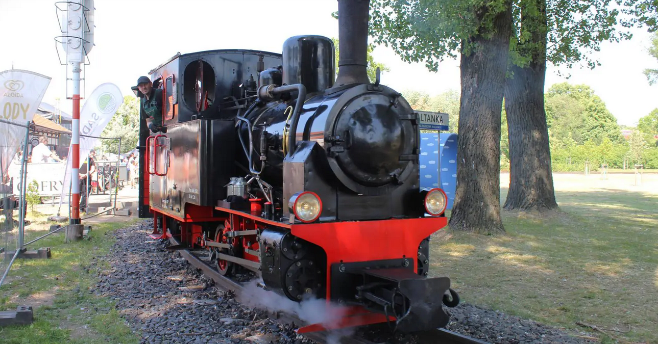 Zdjęcie, parowóz na torach.