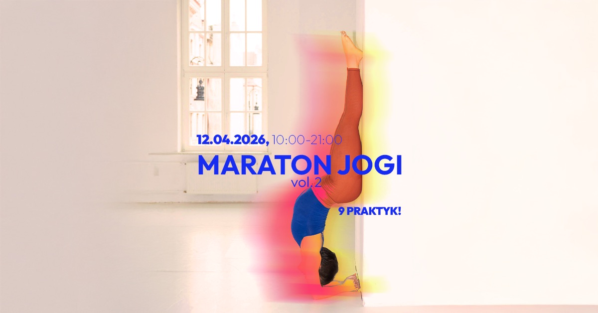 Plakat promujący "Maraton Jogi vol. 2", który odbędzie się 12 kwietnia 2026 roku w godzinach 10:00-21:00. Grafika przedstawia postać wykonującą stanie na przedramionach przy ścianie w jasnym, minimalistycznym wnętrzu z dużym oknem. Centralny napis informuje o programie obejmującym 9 praktyk, a sylwetka joginki otoczona jest kolorową, rozmazaną poświatą.