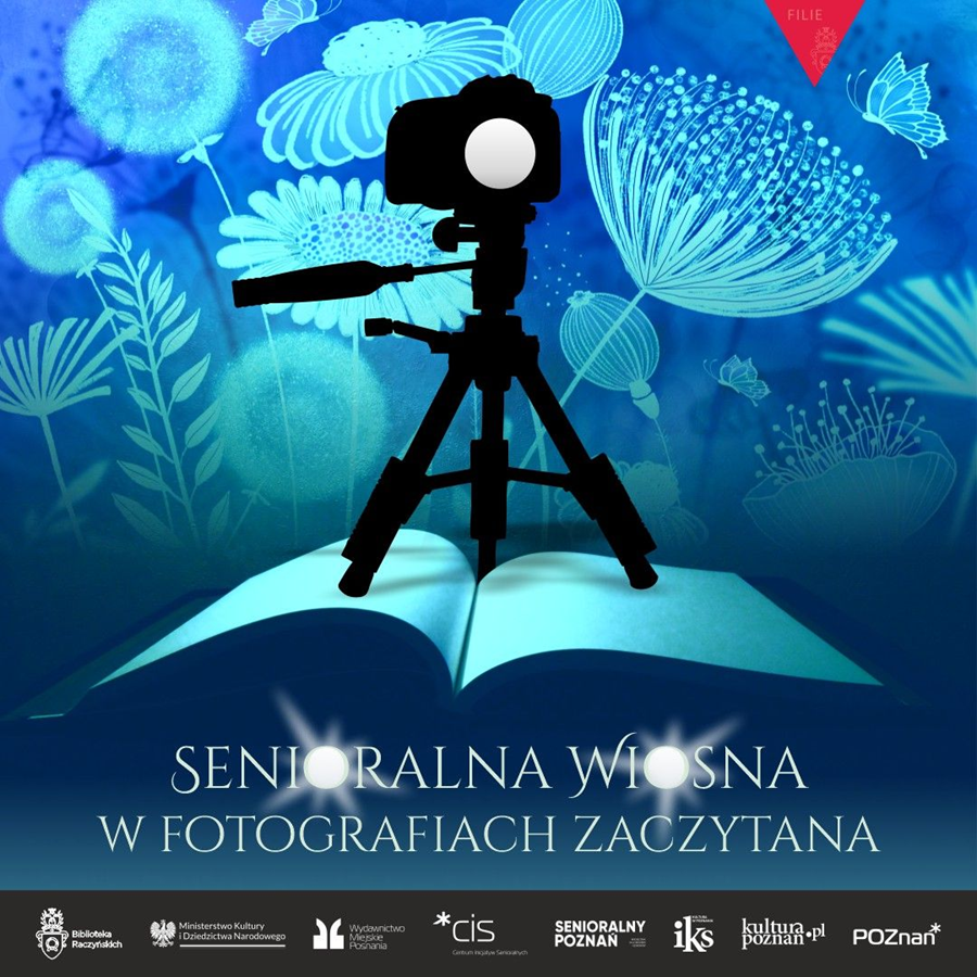 Na pierwszym planie czarny aparat fotograficzny stojący na statywie na otwartej książce. Tło ciemnoniebieskie z motywami roślinnymi. Na dole plakatu informacje o wydarzeniu.