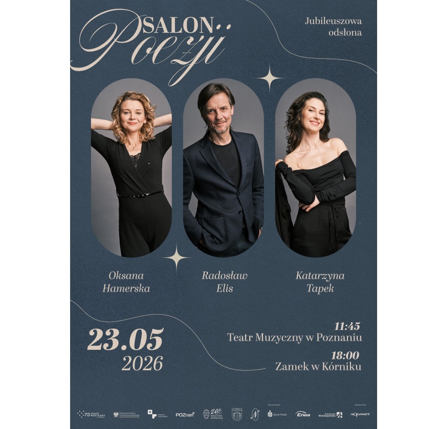 Zdjęcie trójki aktorów biorących udział w spotkaniu - dwóch kobiet i mężczyzny. Wszyscy troje ubrani są w eleganckie, czarne stroje, uśmiechają się do obiektywu.