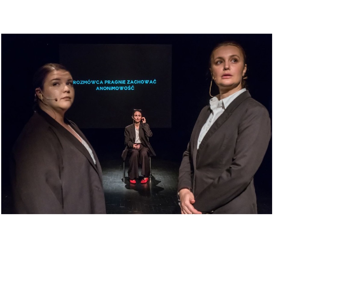 Na czarnym tle widoczna jest postać kobiety siedzącej na krześle, ubranej w białą bluzkę, brązową marynarkę i brązowe spodnie. Z przodu, przed nią, stoją naprzeciwko siebie dwie kobiety ubrane tak samo. Patrzą w obiektyw.