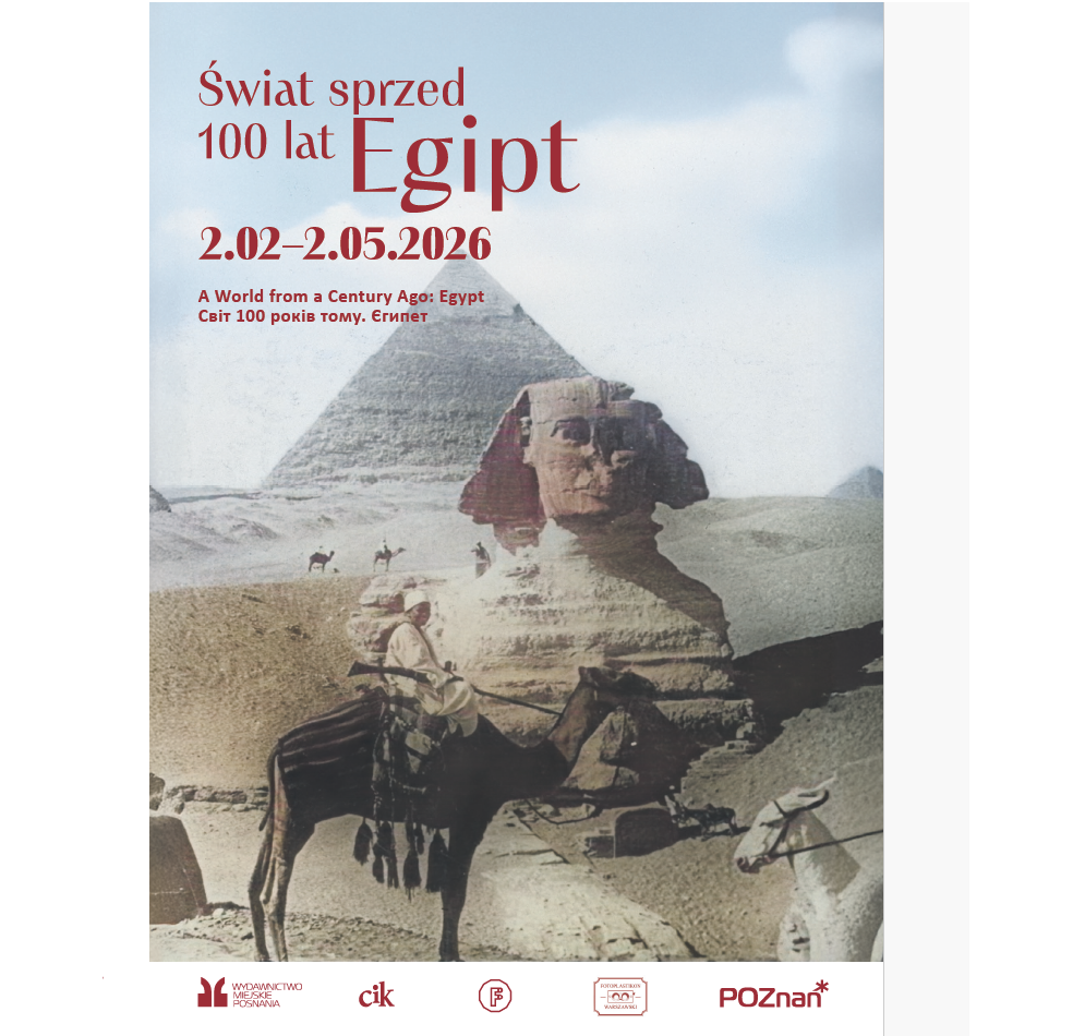 Na plakacie widoczny fragment pustyni, piramida i sfinks. Na pierwszym planie mężczyzna siedzący na wielbłądzie w białej długiej szacie i nakryciu głowy, w ręce trzyma strzelbę.