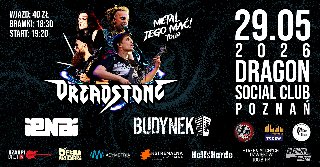 Poziomy plakat koncertowy na czarnym, teksturowanym tle. W centrum widać dynamiczne zdjęcia muzyków zespołów Dreadstone oraz Budynek podczas występów, z dymem i niebieskim oświetleniem. Po prawej stronie znajdują się duże białe napisy: data 29.05.2026 oraz miejsce DRAGON SOCIAL CLUB, POZNAŃ. Na górze umieszczono logo trasy "Metal Tego Mać! Tour", a na dole logotypy partnerów, m.in. Szarpi, Oficyna, Antyradio.