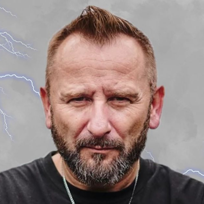 Mężczyzna w średnim wieku z brodą.
