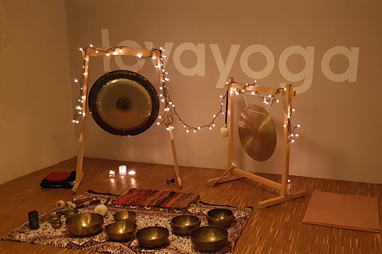 Zdjęcie przedstawia dwa gongi oraz misy leżące na podłodze