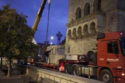 Montaż szarego autobusu (element wystawy) przed CK Zamek