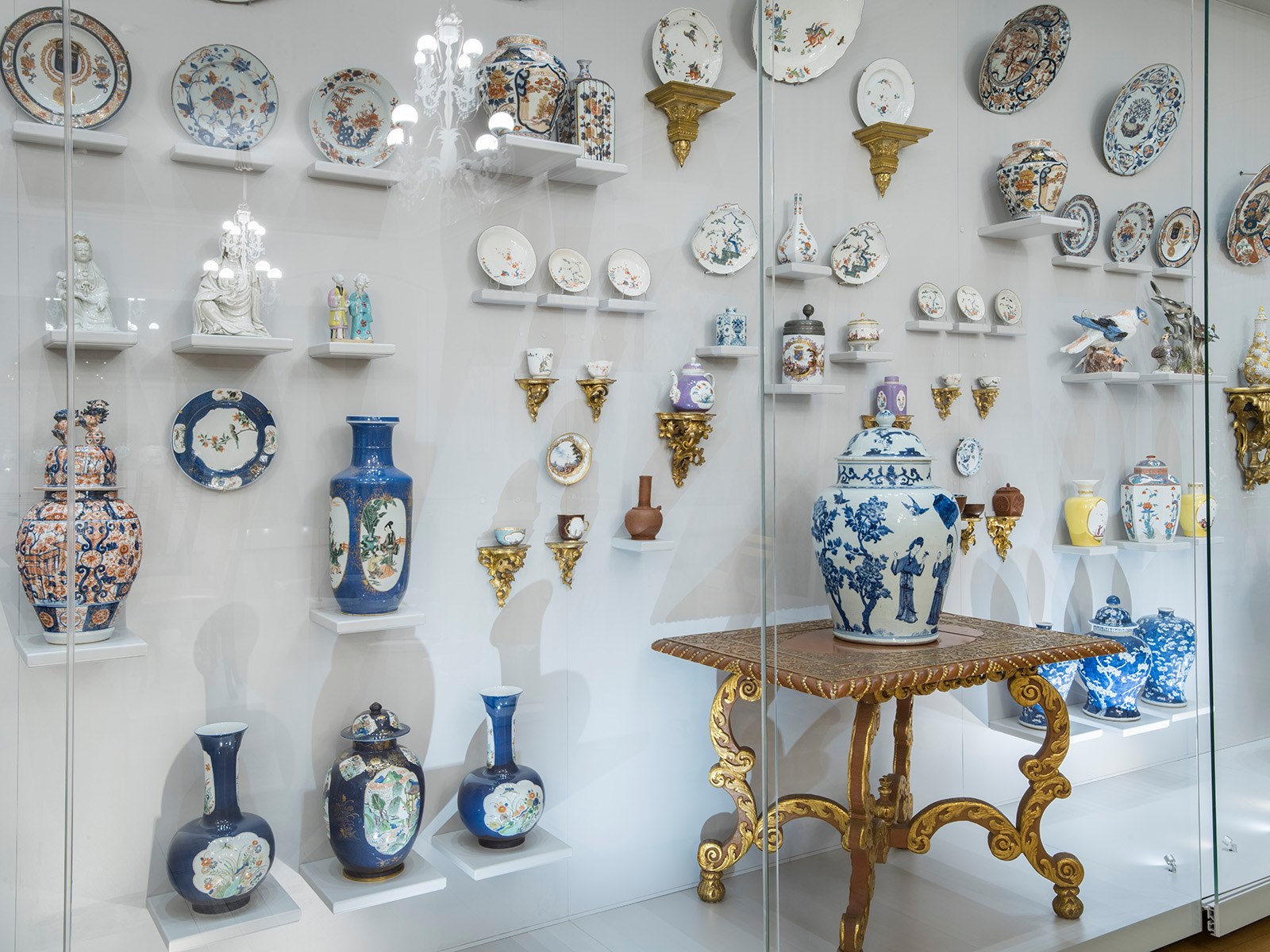 Ozdobne naczynia: wazony, talerze, figurki.