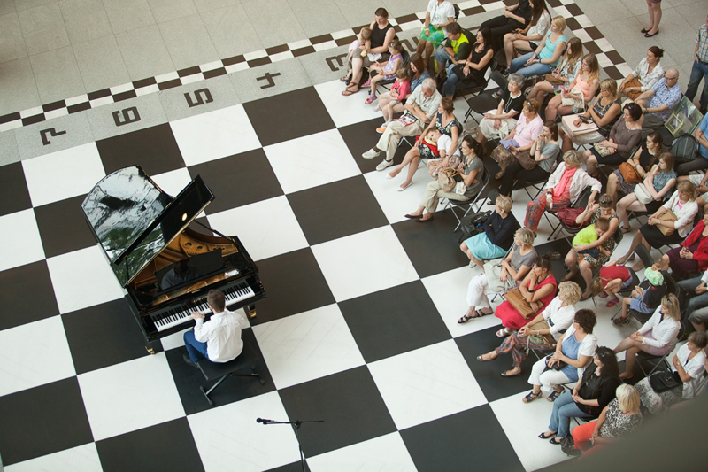 muzyk gra na fortepianie