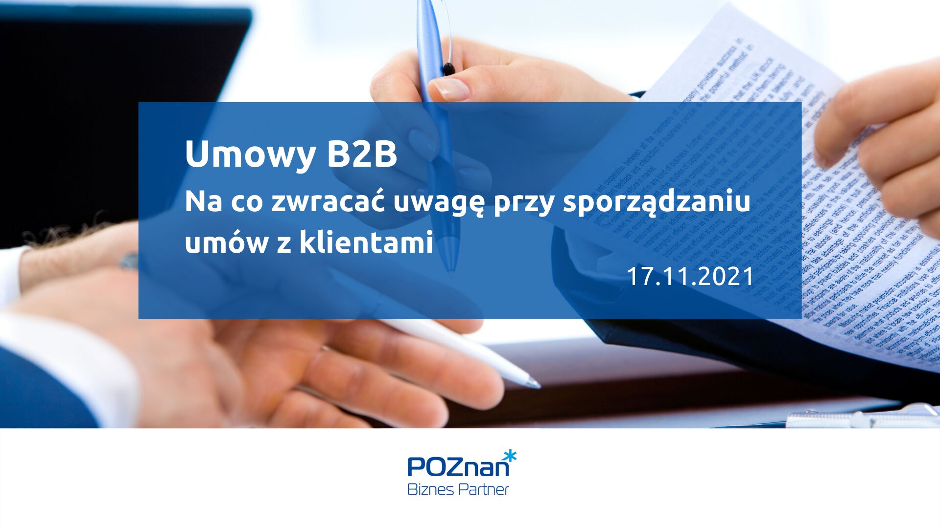 Dwie pary dłoni, każda w jednej ręce trzyma długopis. Jedna dłoń dodatkowo trzyma kartkę papieru, w tle stoi otwarty laptop. Na dole logotyp Poznań Biznes Partner na środku tytuł szkolenia Umowy B2B. Na co zwracać uwagę przy sporządzaniu umów z klientami i termin szkolenia 17 listopada 2021.