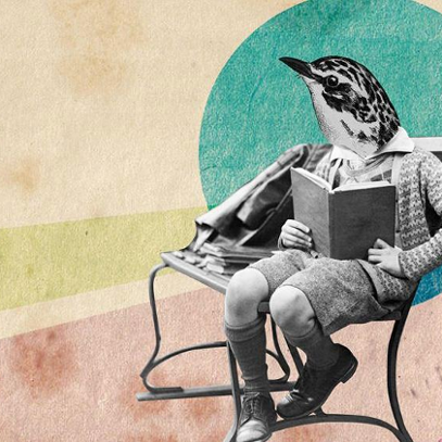 Na grafice w pastelowych kolorach jest siedzący człowiek z głową ptaka, który czyta książkę na ławce. Tło jest kolorowe, postać czarnobiała.