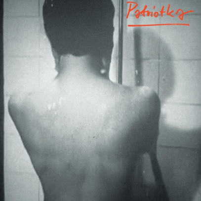 Na okładce tomiku czarno-białe zdjęcie nagiego, stojącego tyłem do fotografa człowieka pod prysznicem. Zapis autora i tytułu czerwoną czcionką.