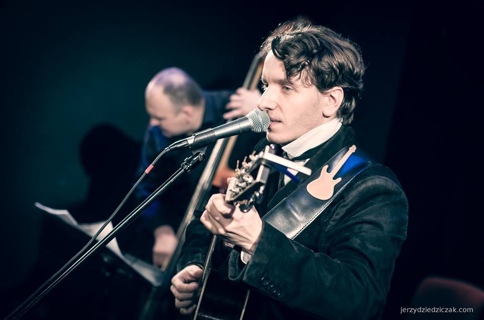 na zdjęciu Przemek Mazurek gra na gitarze