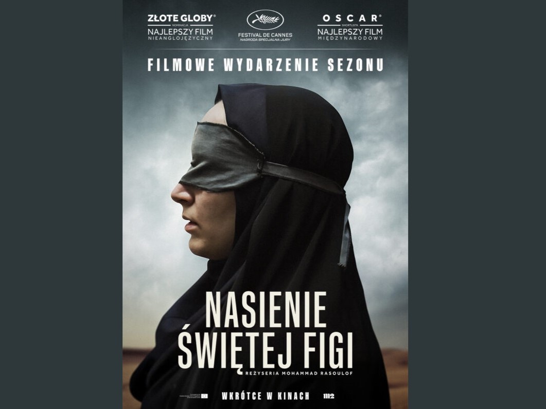 Kobieta w ciemnym ubiorze z opaską na oczach, zwrócona lewym profilem. Informacje o filmie.