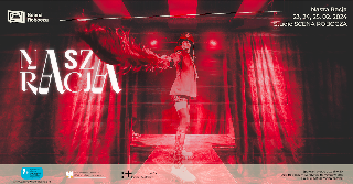 Obrazek informje o spektaklu Nasza racja. Widać na nim postać na scenie, oświetloną czerwonymi światłami.