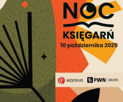 Plakat promujący wydarzenie "Noc Księgarń", które odbędzie się 10 października 2025 roku. W tle abstrakcyjne graficzne kształty w kolorach zielonym, pomarańczowym, żółtym i czarnym. Na dole widoczne są logotypy organizatorów: Azymut i Grupa PWN.