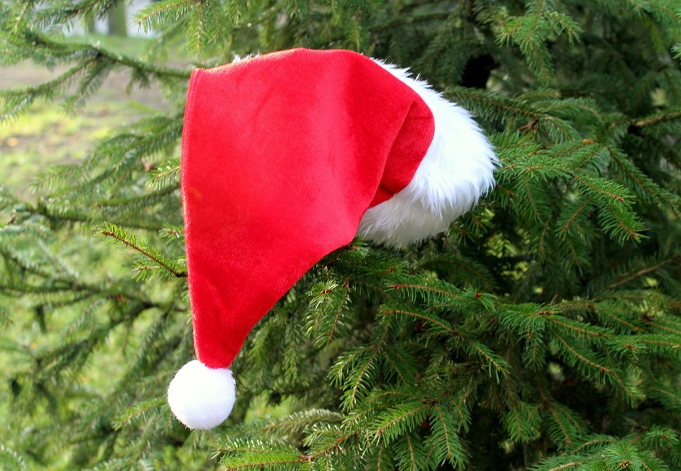 Grupa osób stojących w kilku rzędach, ubranych w jednakowe, czerwone stroje stroje. Powyżej tytuł wydarzenia, poniżej informacje zawarte w treści artykułu. W dolnym lewym rogu widać zdjęcie Kościoła Świętego Franciszka w Poznaniu.