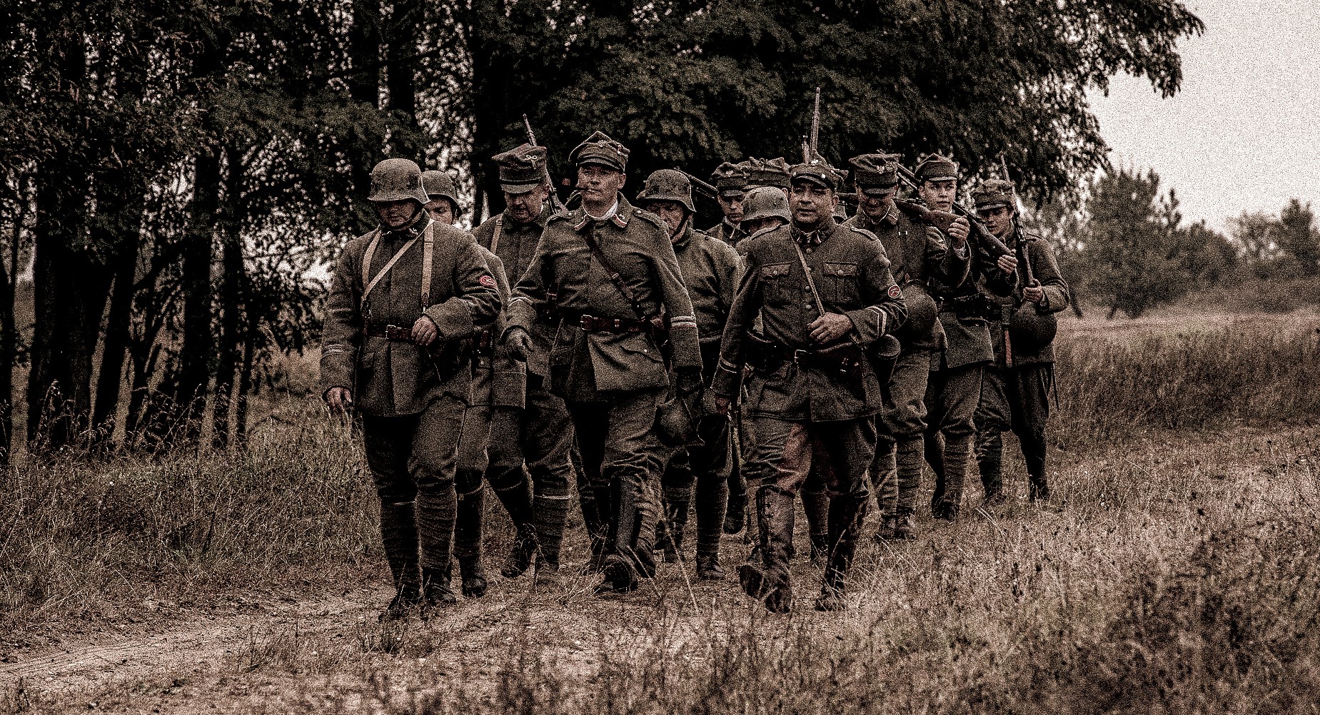 Grupa rekonstruktorów historycznych w mundurach armii Wielkopolskiej.