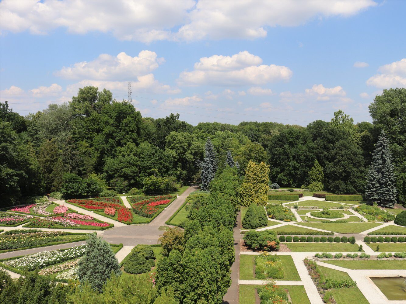 kawałek ogrodu Botanicznego, kolorowe rabaty kwiatowe, alejki spacerowe, drzewa