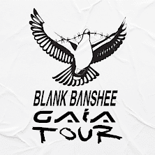 Nabiałym tle grafika czarnego, lecącego gołębia z kawałkiem drutu kolczastego w dziobie. Poniżej napis "Blank Banshee gala tour".