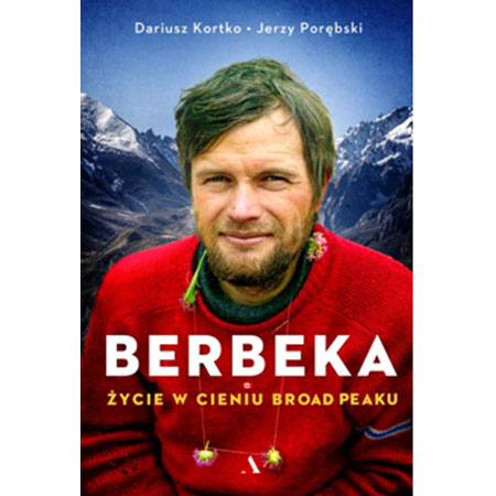 Maciej Berbeka na tle gór.