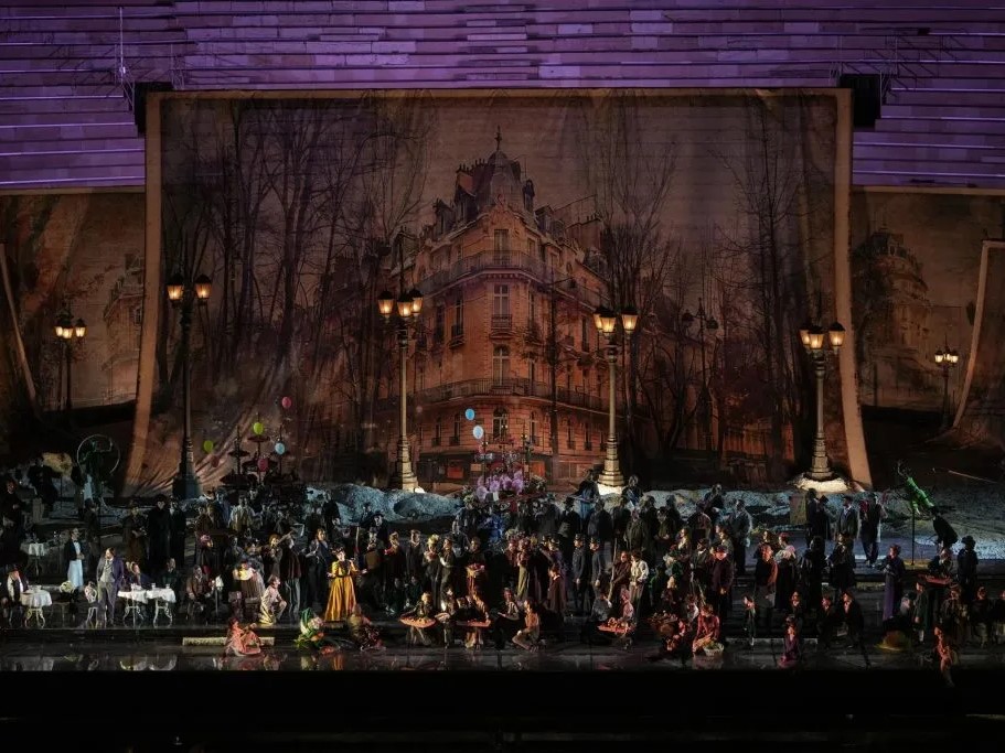 Grupa aktorów operowych na dużej scenie.