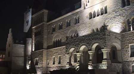 Oświetlony zamek nocą