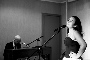 piosenkarka i pianista