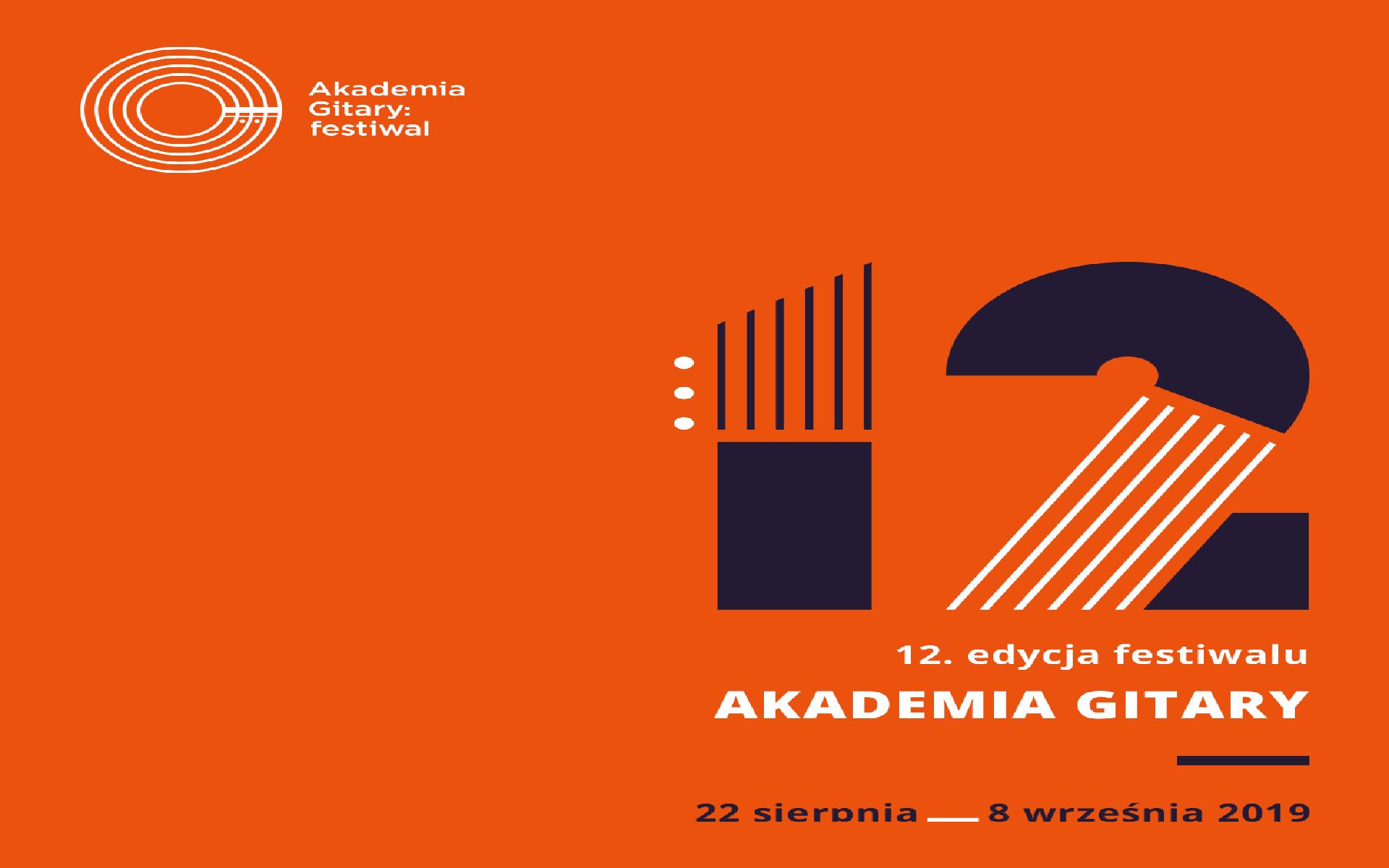 Pomarańczowe tło. Liczba 12 w kolorach: białym i granatowym