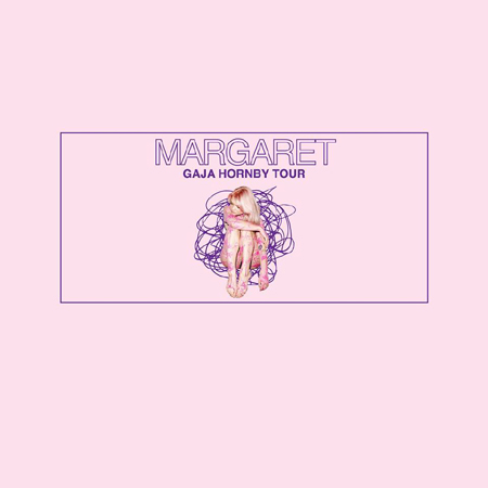 Zdjęcie artystki i fioletowy napis na różowym tle