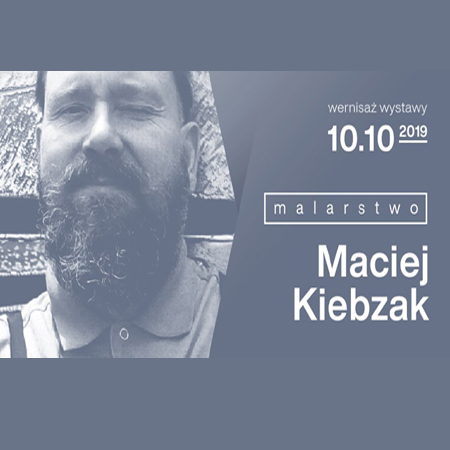 Zdjęcie artysty i biały napis na szarym tle