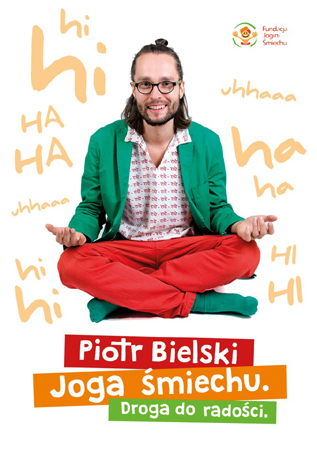 Piotr Bielski siedzący po turecku