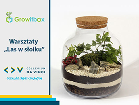 Plakat wydarzenia: po lewej stronie napisy, po prawej kompozycja roślinna w słoiku. Pokryka korkowa.