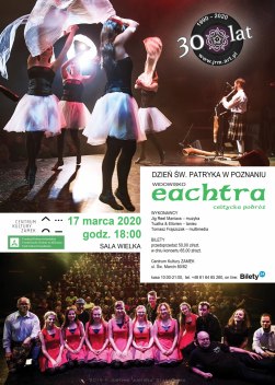 Grupa artystów na scenie, w środku napisy informujące o zdarzeniu