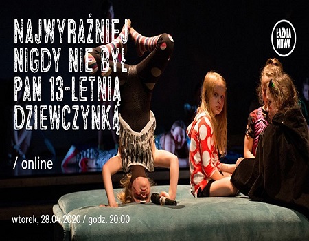 Młode aktorki - dziewczynki na zdjęciu w trakcie spektaklu