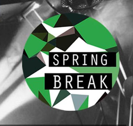 Logo festiwalu; Na szarym tle koło, którego fragmenty sa w barwach: zieleni, szarości, bieli czerni. Na środku biały napis z nazwa festiwalu na czarnym tle.