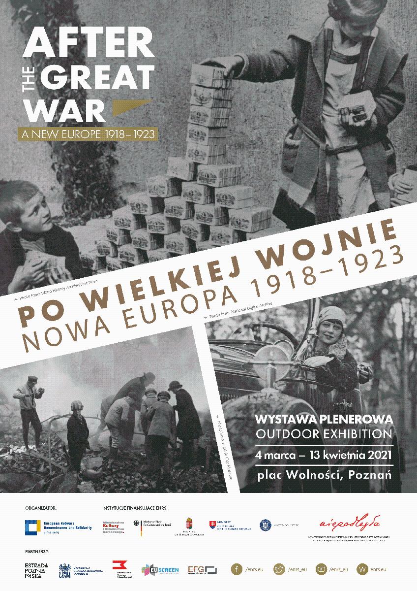 Na plakacie umieszczono nazwę wystawy po polsku i angielsku, a także zdjęcia. Na jednym widzimy dzieci budujące piramidę z paczek banknotów. Na drugim grupa ludzi pochykla się nad stertami cegieł (zgliszczami). Trzecia fotografia przedstawia kobietę w modnym ubraniu jadącą automobilem.