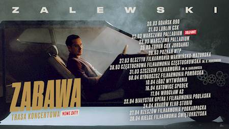 Na grafice artysta siedzący w samochodzie. W dolnej części grafiki napis zabawa.