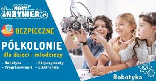Dzieci oglądają najprawdopodobniej zrobiony przez siebie pojazd.