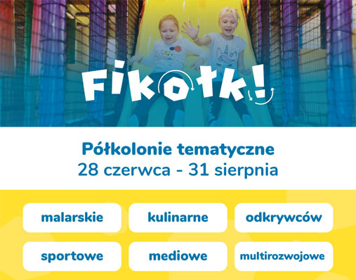 Dwoje dzieci w sali zabawowej na zjeżdżalni.