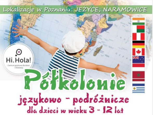 Dziecko z otwartymi ramionami stoi przed mapą świata. Po prawej flagi różnych państw.