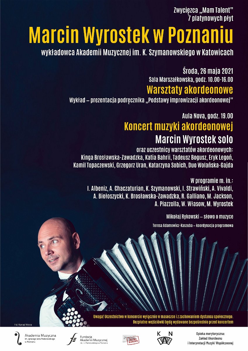 Plakat z informacjami o koncercie oraz zdjęcie Marcina Wyrostka.