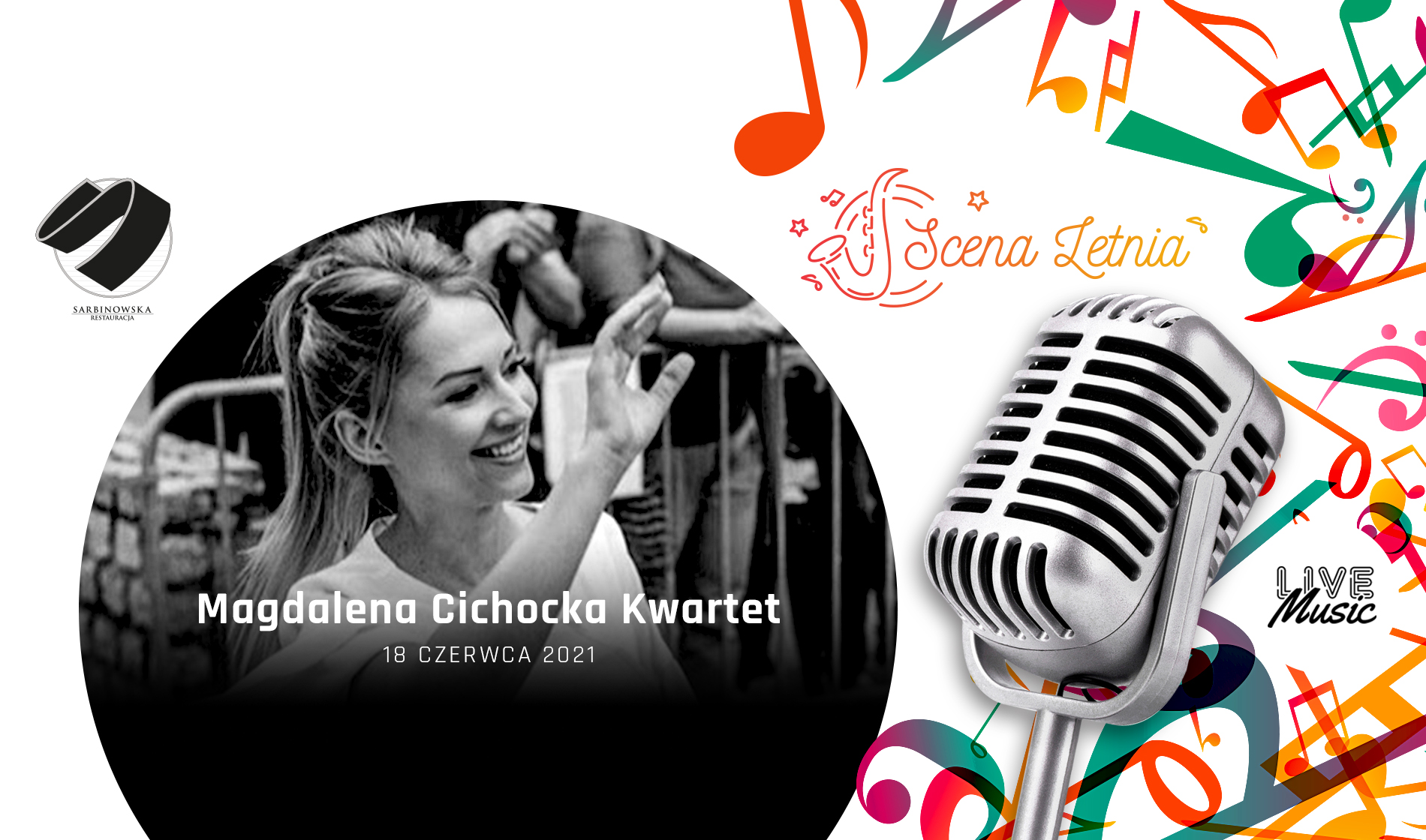 Uśmiechnięta kobieta z ręką w górze. W tle widownia.