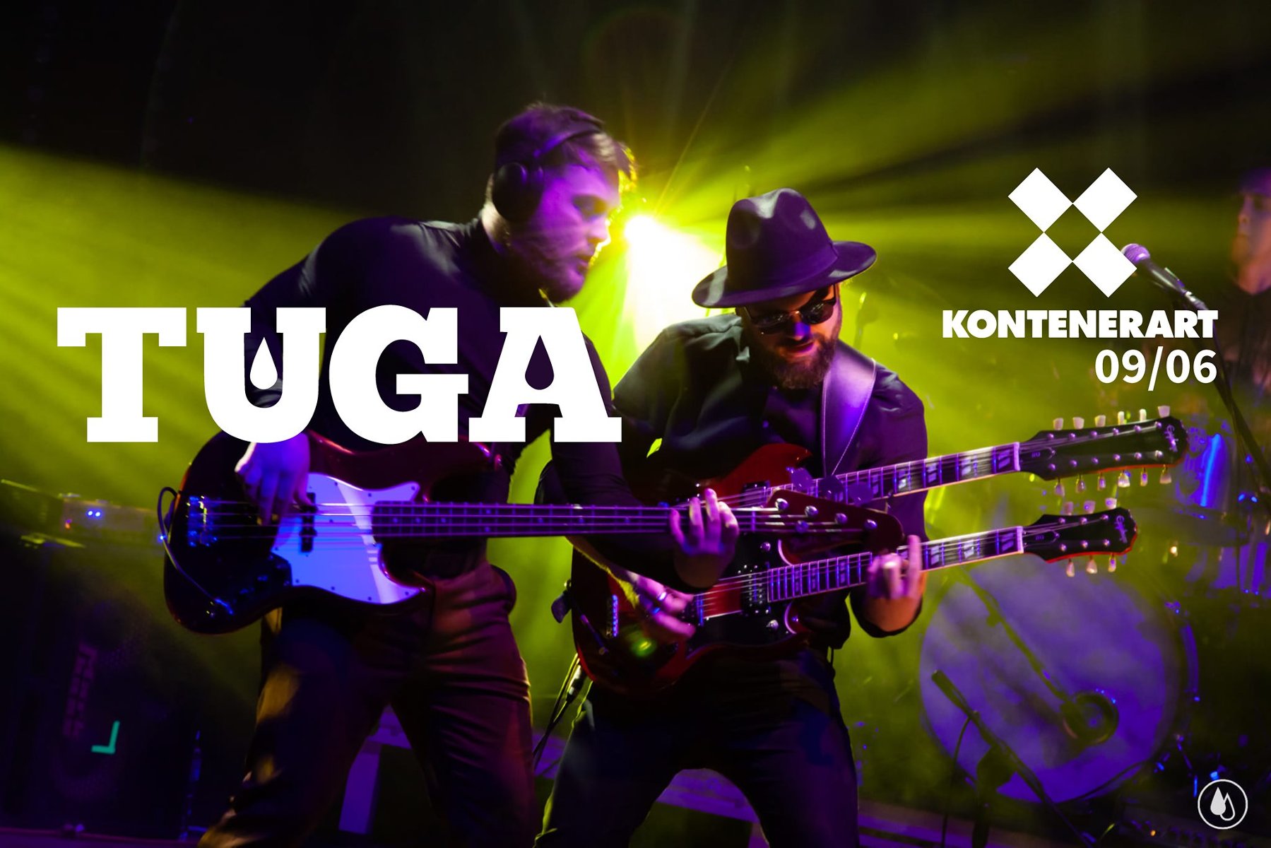 Dwóch muzyków grających na gitarach. Oświetla ich zielone światło.