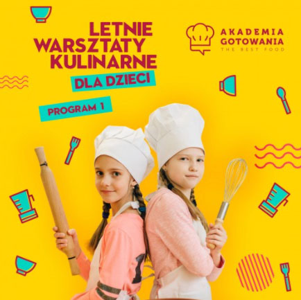 Dwie dziewczynki stykają się plecami. Jedna ma ręku wałek do ciasta, a druga trzepaczkę do jajek.