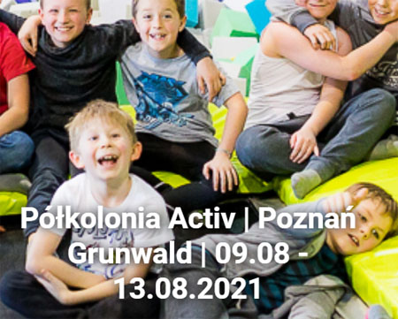 Roześmiane dzieci siedzą na podłodze. jeden leży na materacu.