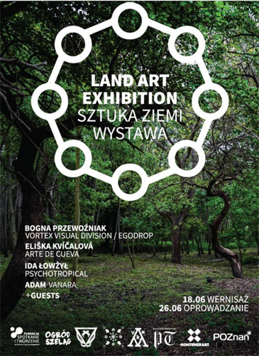 Drzewa w parku. Na górze koło z łańcucha. W srodku napis: Aand Art Exhibition Sztuka Ziemi wystawa.