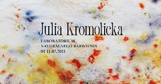 Biały materiał z kolorowymi plamami. Na nim napis.