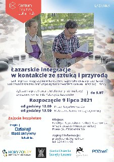 Kobieta i mężczyzna siedzą na krzesłach obok siebie. Mężczyzna czyta książkę. Pod spodem napis: Łazarskie integracje ze sztuką i przyrodą.