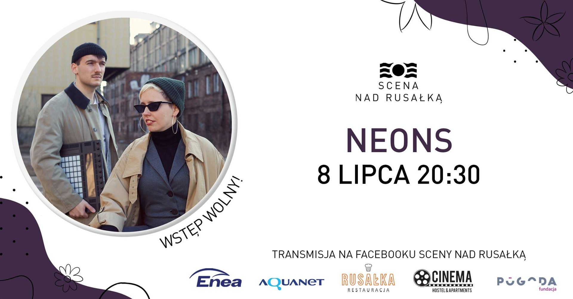 .Kobieta i mężczyzna w czapkach i płaszczach. Za nimi budynki.